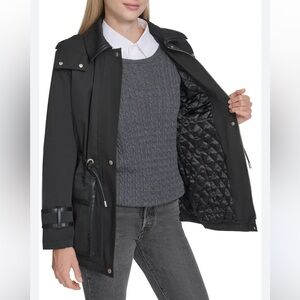 Hooded windbreaker/raincoat in excellent condition